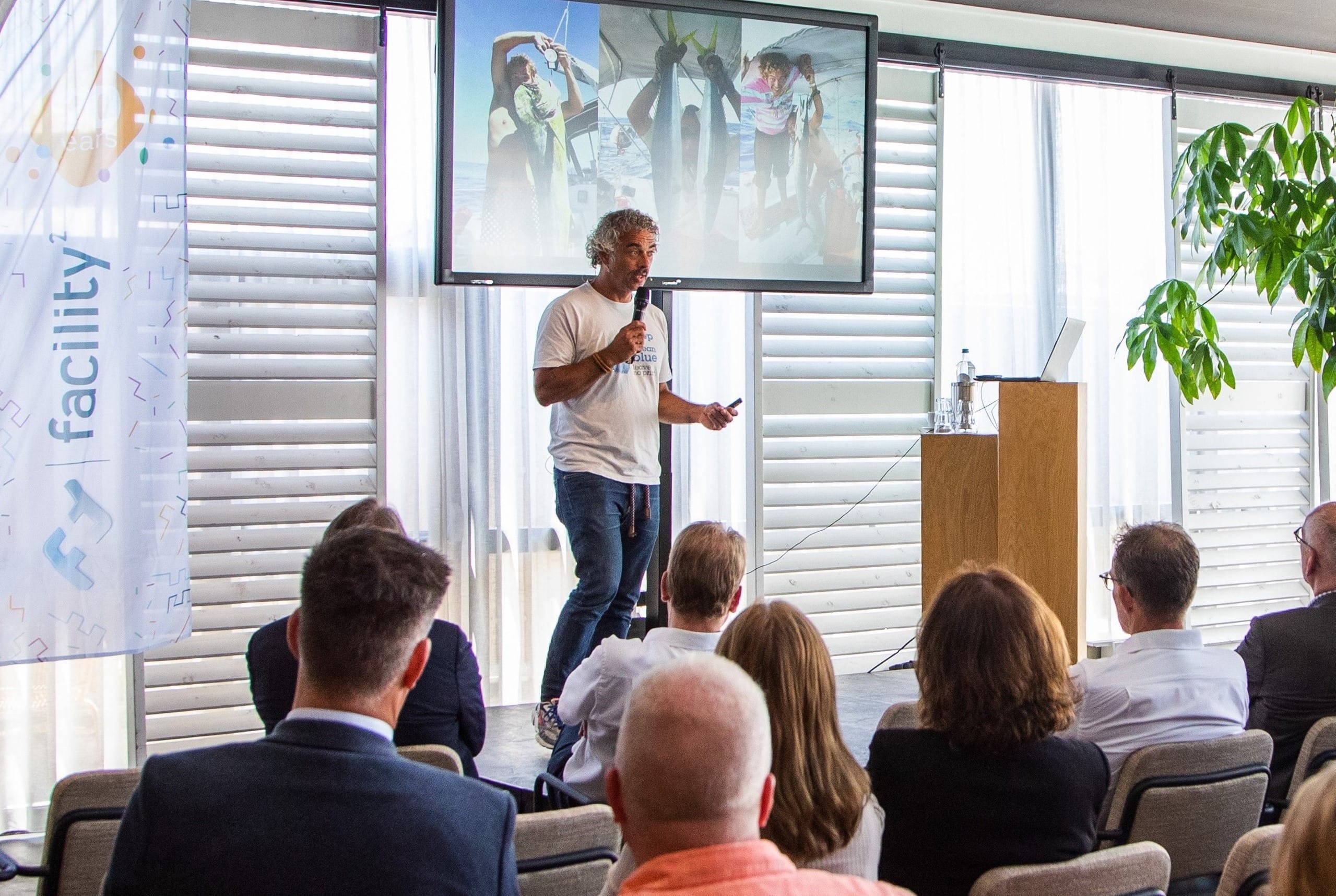 Gastspreker Florian Dirkse tijdens klantenevenement Facility Kwadraat en FMIS WISH